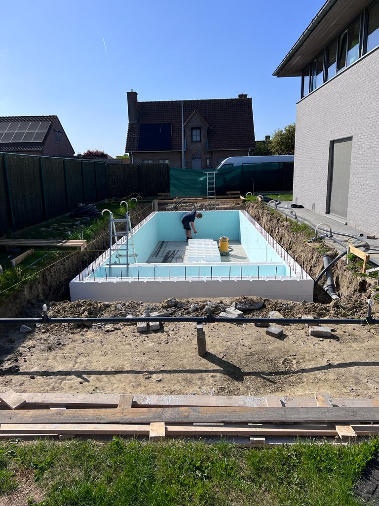 zelfbouw zwembad in roeselare met boordsteen
